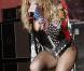 Fergie vient sur scène pour fêter l'anniversaire de Slash