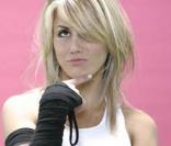 Laura Scariot, ancienne candidate de Nouvelle Star, n'avait pas réussi à passer le théâtre et à se produire à Baltard. 3 ans après, elle revient sous le pseudo de Stella...