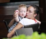 Avec son petit Amadeus et son époux Boris Becker, Sharlely Kerssenberg profite du soleil de Miami, vendredi 3 septembre.  
