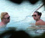 Le tennisman Boris Becker et son épouse Sharlely Kerssenberg s'offrent un petit plongeon, vendredi 3 septembre.