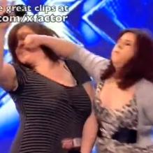 Abbey et Lisa offrent une performance comme le jury de X-Factor n'en a jamais vu auparavant : elles combinent impolitesse, piètre interprétation et violence !