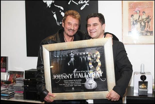 Johnny Hallyday reçoit un triple disque de platine par Thierry Chassagne