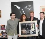 Johnny Hallyday entouré de T.Deboaisne, T. Chassagne (PDG Warner Music France) et Rose Hélène Deplasse