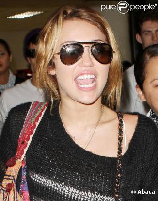 Miley Cyrus est de retour à Los Angeles. Elle a atterri à l'aéroport LAX, mercredi 8 septembre, après un séjour à Paris où elle tournait quelques scènes du film  LOL .