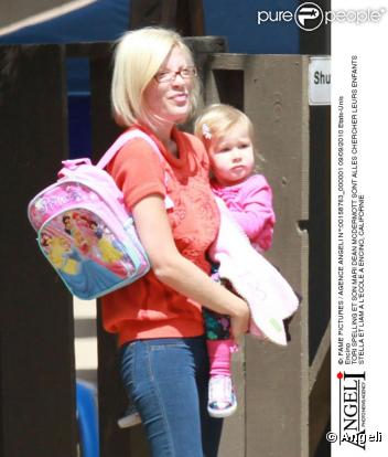 Tori Spelling et son mari Dean McDermott récupérent leurs enfants à la sortie de l'école