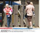 Tori Spelling et son mari Dean McDermott récupérent leurs enfants à la sortie de l'école