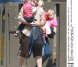 Tori Spelling et son mari Dean McDermott récupérent leurs enfants à la sortie de l'école