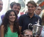 Rafael Nadal a savouré sa première victoire à l'US Open à Times Square, le 14 septembre, entouré de sa belle Xisca et de ses amis !