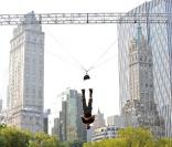 Le magicien David Blaine, futur papa heureux, suspendu par les pieds lors d'une exhibition à New York en 2008 