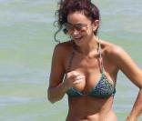 L'Experte Sofia Milos en mini bikini et... gonflée à bloc sur la plage de Miami !