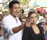 Eva Longoria et son meilleur ami Mario Lopez, dans les rues de Los Angeles. Ils tournent pour la chaîne Extra. 17/09/2010