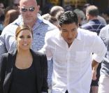 Eva Longoria et son meilleur ami Mario Lopez, dans les rues de Los Angeles. Ils tournent pour la chaîne Extra. 17/09/2010