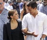 Eva Longoria et son meilleur ami Mario Lopez, dans les rues de Los Angeles. Ils tournent pour la chaîne Extra. 17/09/2010