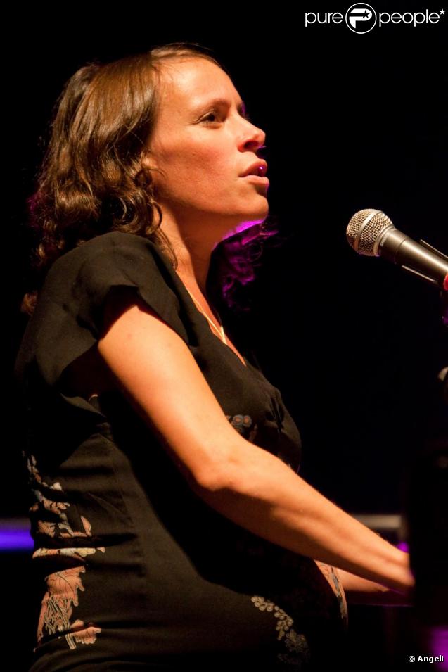 Emily Loizeau au concert Rock Sans Papiers, à Bercy, le 18 septembre 2010.