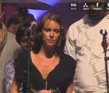 L'Appel du 18 septembre, énoncé par les artistes engagés, à Bercy, au concert Rock Sans Papiers. Emily Loizeau apparaît enceinte.