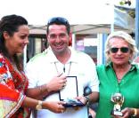 Hermine de Clermont-Tonnerre et Véronique de Villèle entourent les vainqueurs au 3e National Pasquale-Paoli, le 19 septembre 2010. L'Île-Rousse 