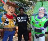 Gaël Monfils pose à Eurodisney, avec Buzz L'Eclair et Woody