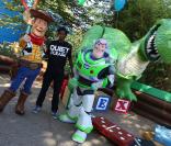 Gaël Monfils pose à Eurodisney, avec Buzz L'Eclair et Woody