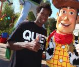 Gaël Monfils pose à Eurodisney, avec Buzz L\'Eclair et Woody