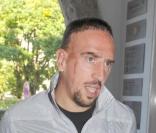 Franck Ribery sort de chez le médecin...