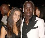 Bakary Sagna et sa moitié à l'occasion du défilé du créateur Ozwald Boateng, lors de la Fashion Week londonienne, le 22 septembre 2010.