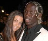 Bakary Sagna et sa belle à l'occasion du défilé du créateur Ozwald Boateng, lors de la Fashion Week londonienne, le 22 septembre 2010.