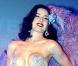 Dita Von Teese en plein travail avec l'un de ses plus beaux costumes
