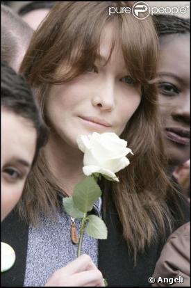 Carla Bruni-Sarkozy défile à Paris en faveur de la libération d'Ingrid Betancourt