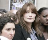 Carla Bruni-Sarkozy et Rama Yade défilent à Paris en faveur de la libération d'Ingrid Betancourt