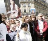 Carla Bruni-Sarkozy et Fabrice Delloye défilent à Paris en faveur de la libération d'Ingrid Betancourt