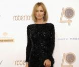 Eva Herzigova parée de sequins de la tête au pieds<br />