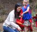 Jennifer Garner et Seraphina assistent au match de foot de Violet (2 octobre 2010 à Brentwood)