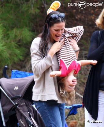 Jennifer Garner et Seraphina assistent au match de foot de Violet (2 octobre 2010 à Brentwood)