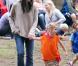 Jennifer Garner et Seraphina assistent au match de foot de Violet (2  octobre 2010 à Brentwood)