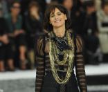 Inès de la Fressange lors du défilé Chanel P/E 2011 à Paris. Le 5 octobre 2010