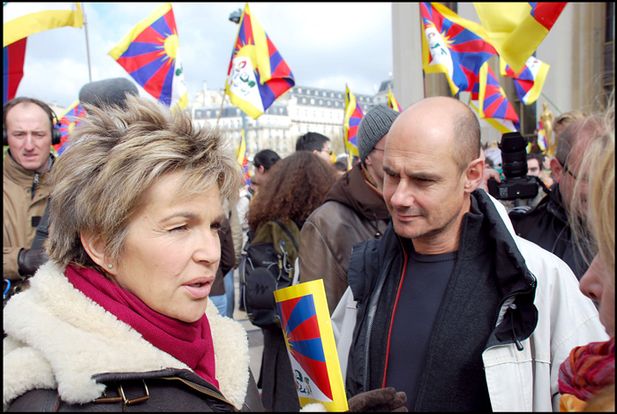 Véronique Jannot et Bernard Campan manifestent en faveur du Tibet au Trocadéro à Paris, le 7/04/08