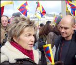 Véronique Jannot et Bernard Campan manifestent en faveur du Tibet au Trocadéro à Paris, le 7/04/08