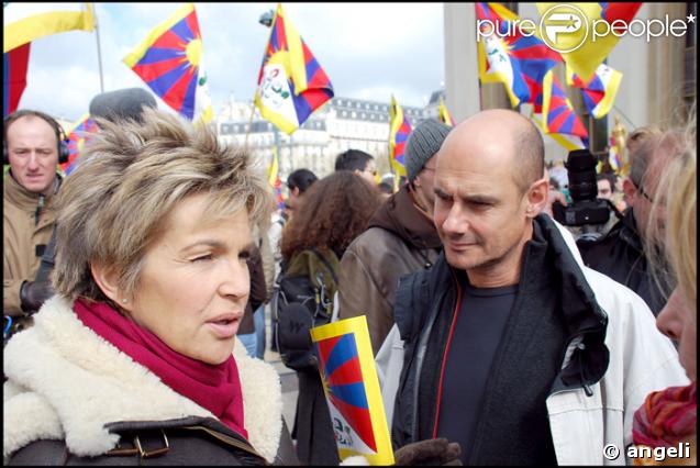 Véronique Jannot et Bernard Campan manifestent en faveur du Tibet au Trocadéro à Paris, le 7/04/08