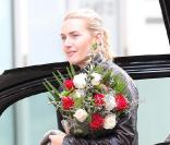 Kate Winslet se promène à New York avec des fleurs le 6 octobre 2010 