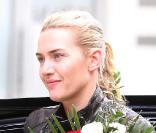 Kate Winslet se promène à New York avec des fleurs le 6 octobre 2010 