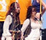 Johnny Depp et Penélope Cruz, enceinte, sur le tournage de  Pirates des Caraïbes - La Fontaine de Jouvence , en septembre 2010.