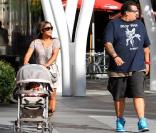 Christina Milian et sa fille Violet Madison Nash, accompagnées d'un homme, qui pourrait être le garde du corps, se rendent dans un studio d'enregistrement à Los Angeles, le 25 septembre 2010
