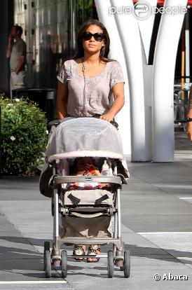 Christina Milian et sa fille Violet Madison Nash, accompagnées d'un homme, qui pourrait être le garde du corps, se rendent dans un studio d'enregistrement à Los Angeles, le 25 septembre 2010