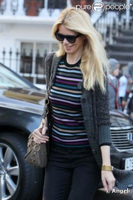 Claudia Schiffer va chercher ses enfants à l'école à Londres le 11 octobre 2010