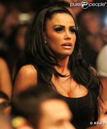 Katie Price lors du combat qui oppose son mari Alex Reid face à Tom Watson, à l'occasion du BAMMA 4, à Birmingham, le 25 septembre 2010