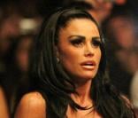 Katie Price lors du combat qui oppose son mari Alex Reid face à Tom Watson, à l'occasion du BAMMA 4, à Birmingham, le 25 septembre 2010
