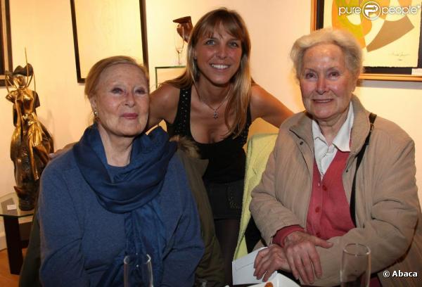 Michèle Morgan et sa soeur Hélène Roussel à la Galerie Vieceli, à Paris, le 14 octobre 2010. Deborah Marshall est à leurs côtés.