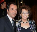 Bernard Montiel et Claudia Cardinale lors du 18e Gala de l'Espoir au théâtre des Champs-Elysées à Paris le 18 octobre 2010