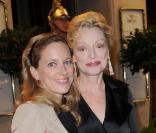 Caroline Sihol et sa fille lors du 18e Gala de l'Espoir au théâtre des Champs-Elysées à Paris le 18 octobre 2010