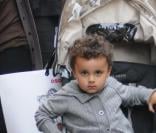 Kevin-Prince Boateng en promenade avec sa femme Jenny, et leur fille Jermaine, à Milan, le 5 octobre 2010